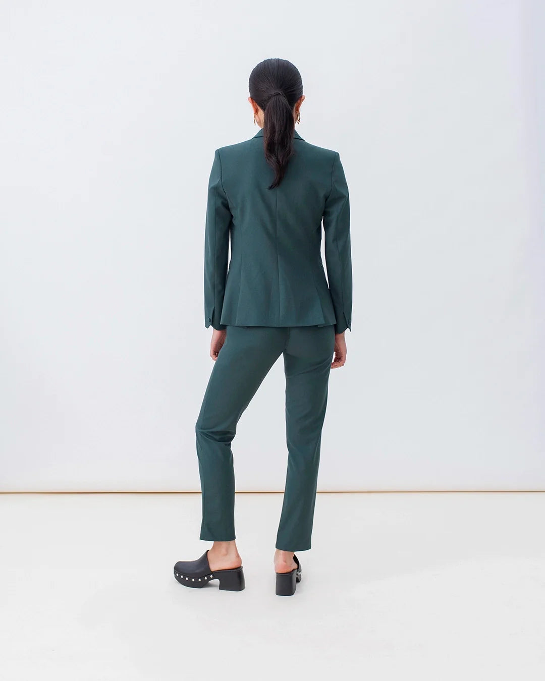 pantalon-de-tailleur-coupe-cigarette-vert-cèdre-pour-femme-col-classique-drap-de-laine-made-in-portugal-marque-française-